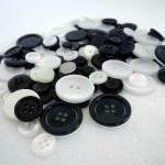 75g White And Black Jacks Buttons